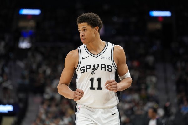 炒股入门与技巧 顶级防守！14号秀卡特·布莱恩特拿到3分6板4助3帽 正负值+17！