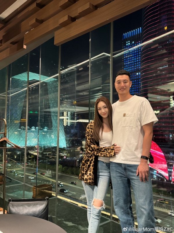 在线炒股配资之家 甜蜜暴击！翟晓川的妻子晒合照：九周年啦 爱你